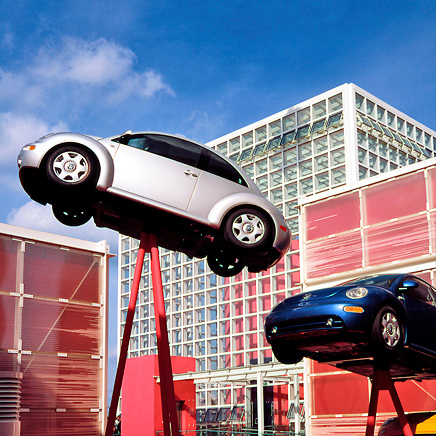 Installation mit mehreren VW - New Beetle vor Bürogebäuden