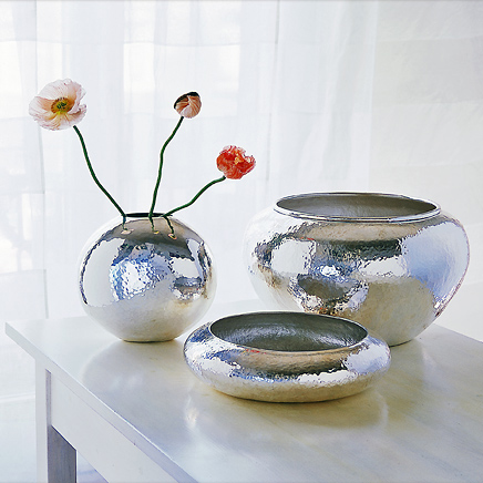Arrangement von silbernen Schalen und Vasen
