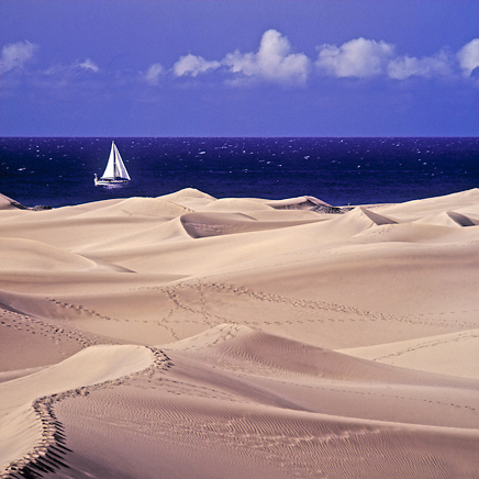 Segelschiff vor Sandswrack vor Sandd&uuml;nen