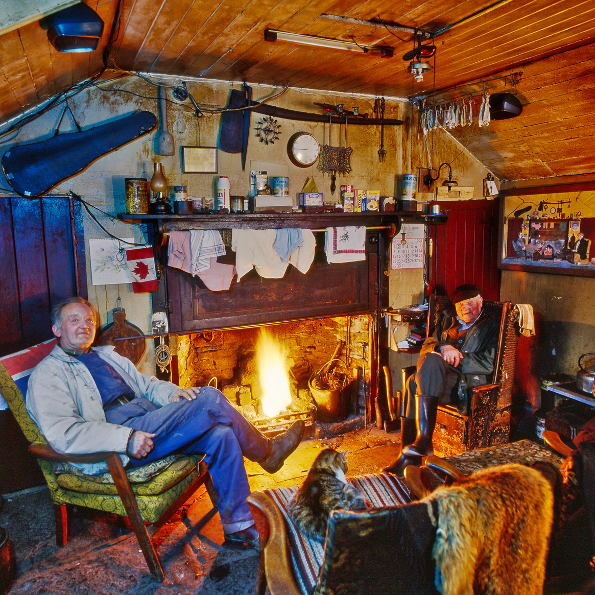 3 Freunde vor dem Kamin · © Rainer Elpel